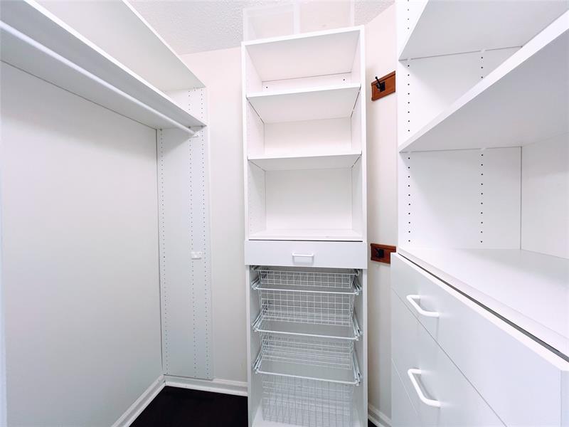 Image 23 of 31 For 2032 Discovery Circle E