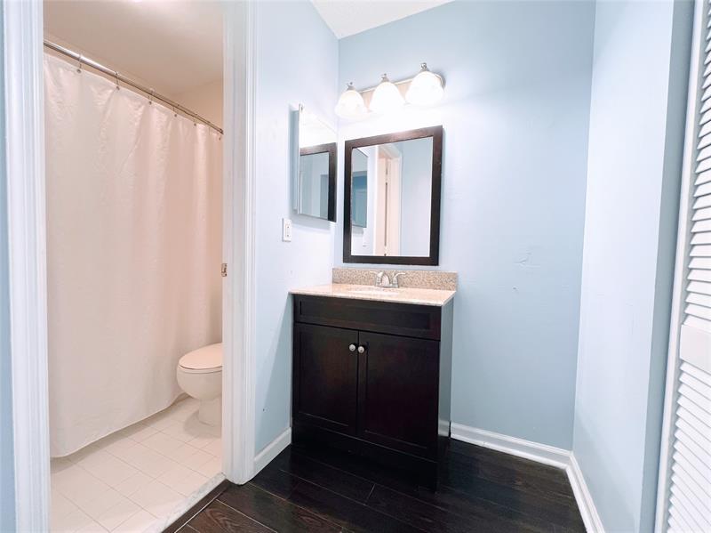 Image 24 of 31 For 2032 Discovery Circle E