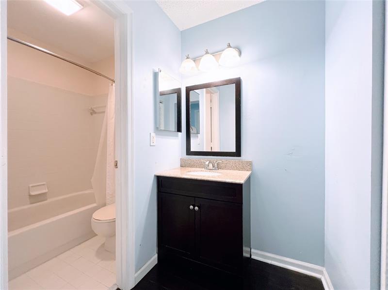 Image 25 of 31 For 2032 Discovery Circle E