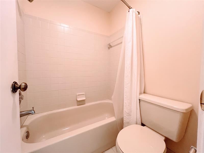 Image 26 of 31 For 2032 Discovery Circle E