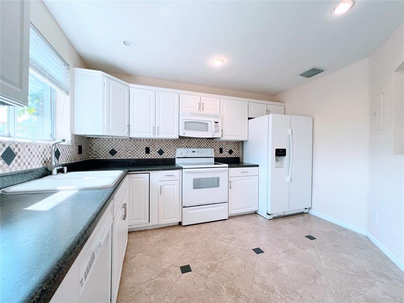 Image 9 of 31 For 2032 Discovery Circle E