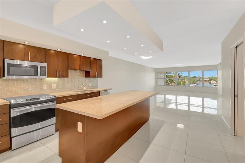 Image 13 of 59 For 3121 51st St  404e