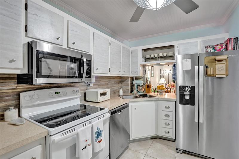 Image 11 of 59 For 860 6th Ave  312