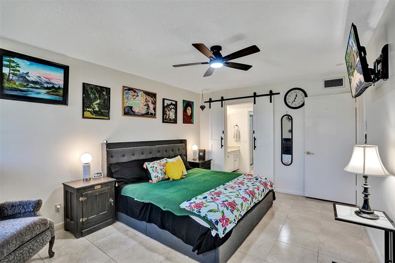 Image 18 of 59 For 860 6th Ave  312