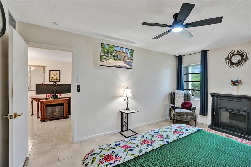 Image 23 of 59 For 860 6th Ave  312