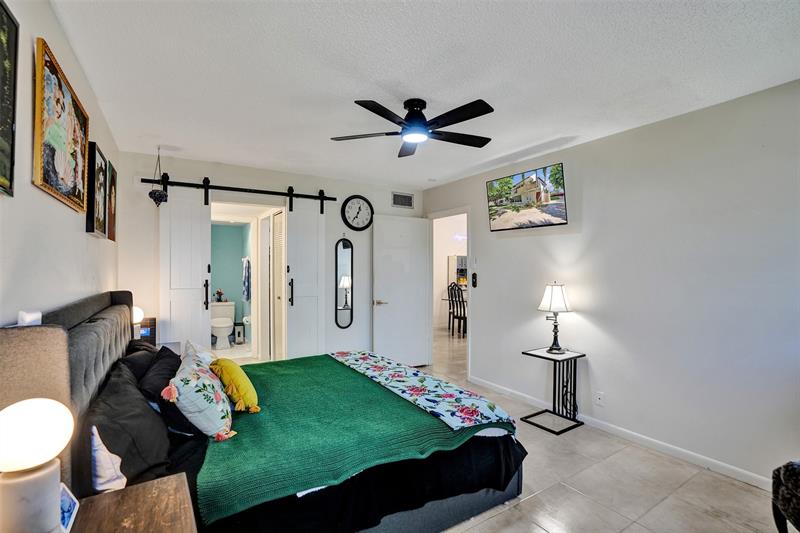 Image 24 of 59 For 860 6th Ave  312