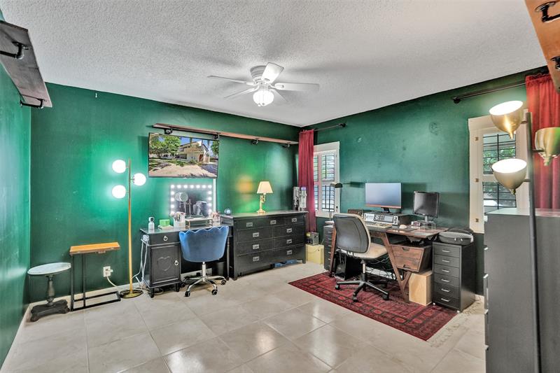 Image 32 of 59 For 860 6th Ave  312