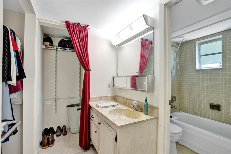 Image 37 of 59 For 860 6th Ave  312