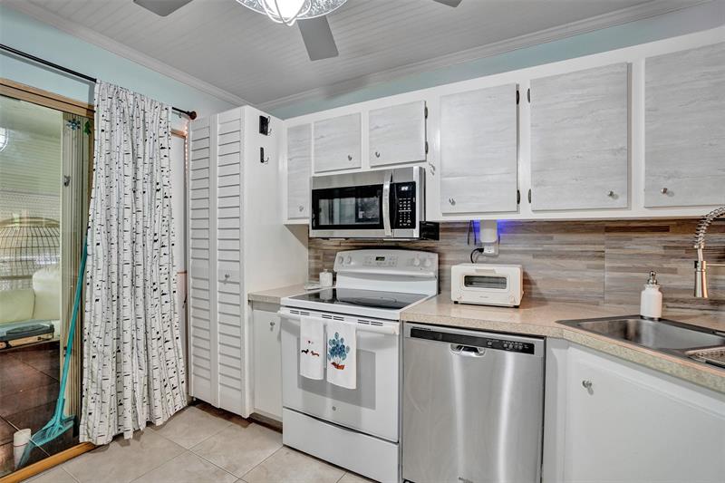 Image 9 of 59 For 860 6th Ave  312