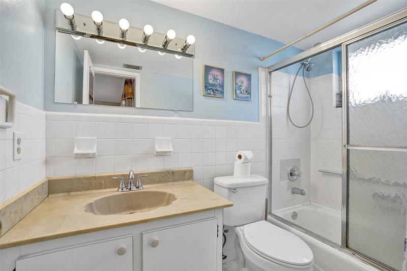 Image 9 of 16 For 2050 39th St  203s