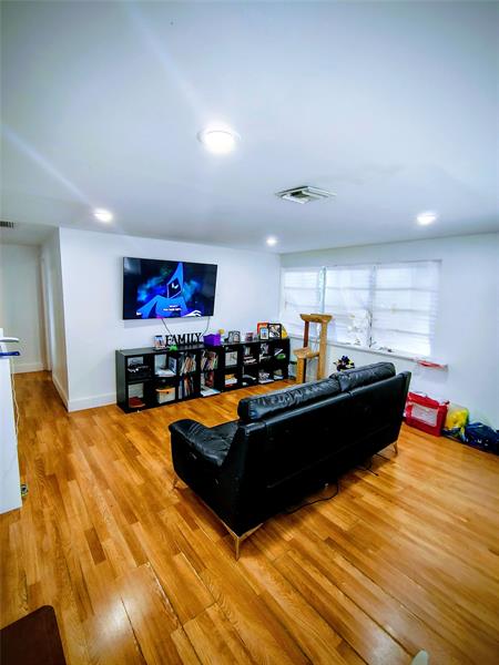 Image 5 of 18 For 6134 Buchanan St