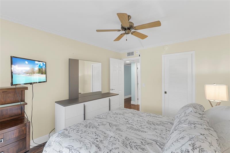Image 19 of 56 For 2065 Lyndhurst N  2065