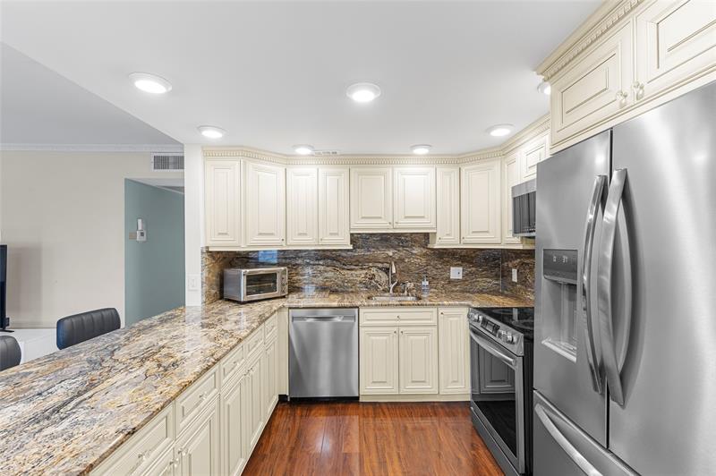 Image 7 of 56 For 2065 Lyndhurst N  2065
