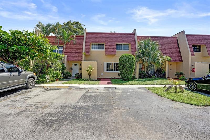 Details for 42 Canterbury Ln, Tamarac, FL 33319