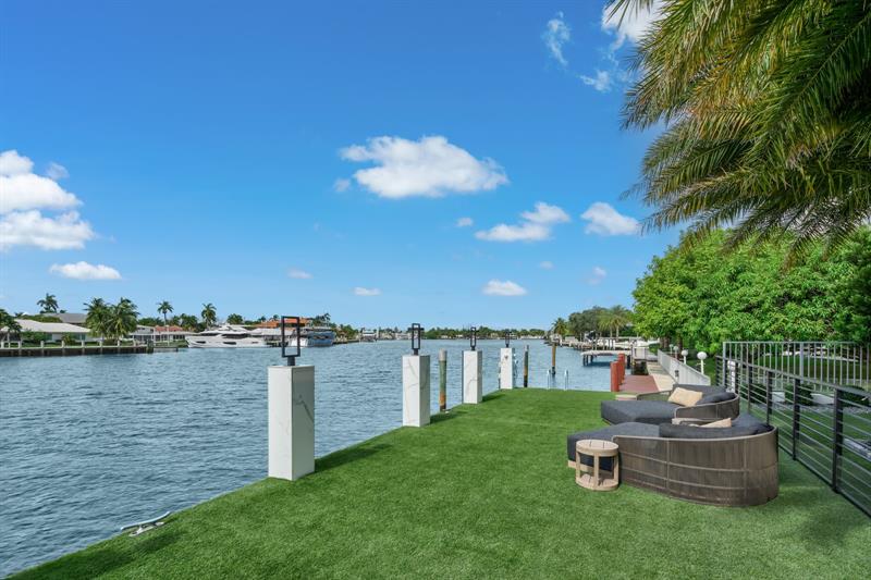 Image 22 of 93 For 671 Middle River Dr