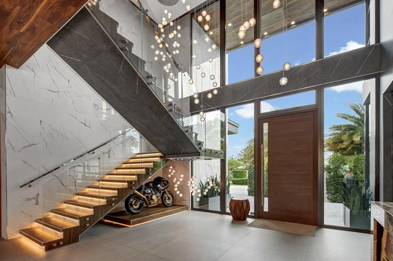 Image 33 of 93 For 671 Middle River Dr