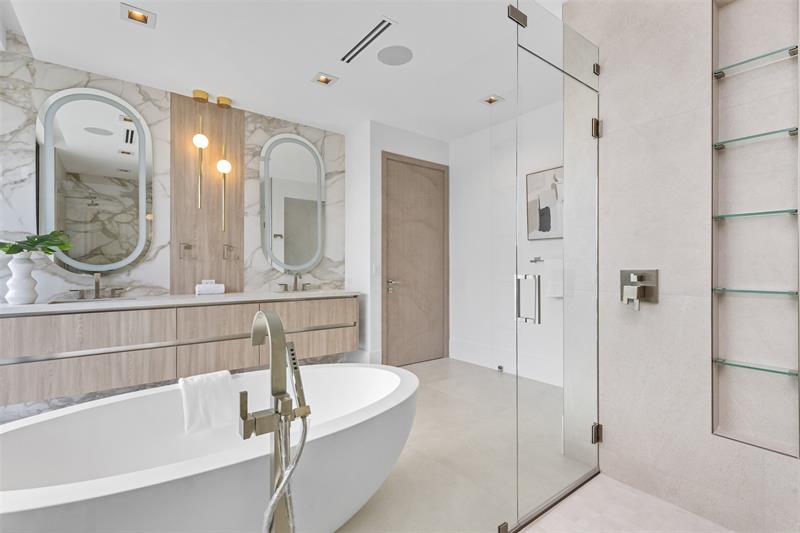 Image 30 of 72 For 1626 Lake Dr