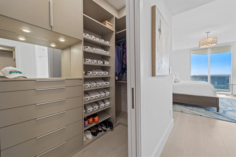 Image 14 of 54 For 3100 Ocean Blvd  2007