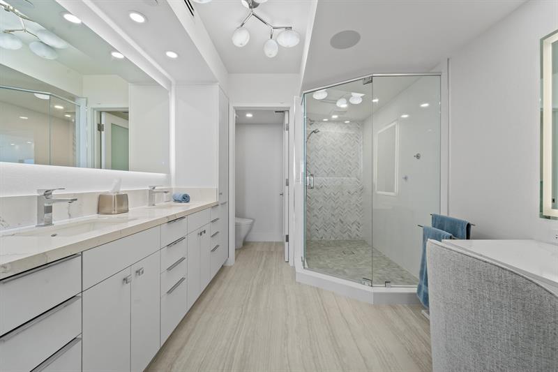 Image 16 of 54 For 3100 Ocean Blvd  2007