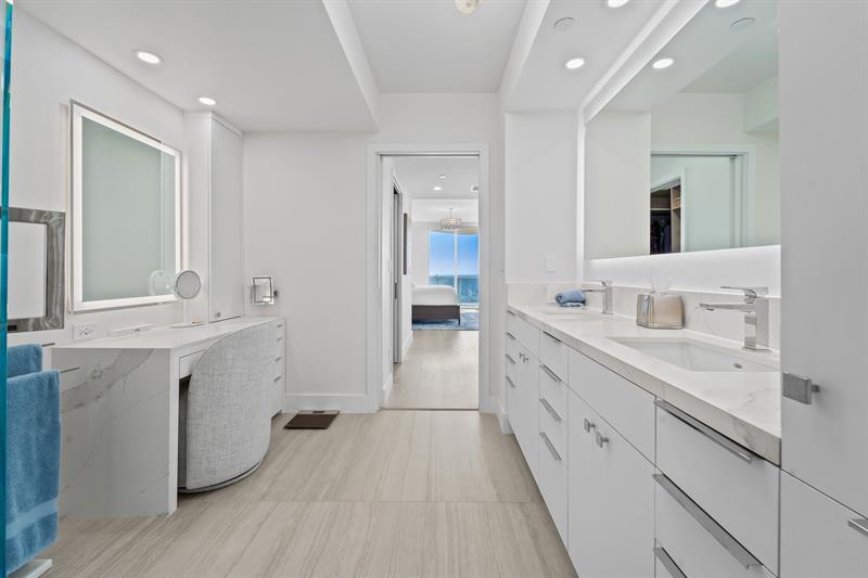 Image 17 of 54 For 3100 Ocean Blvd  2007