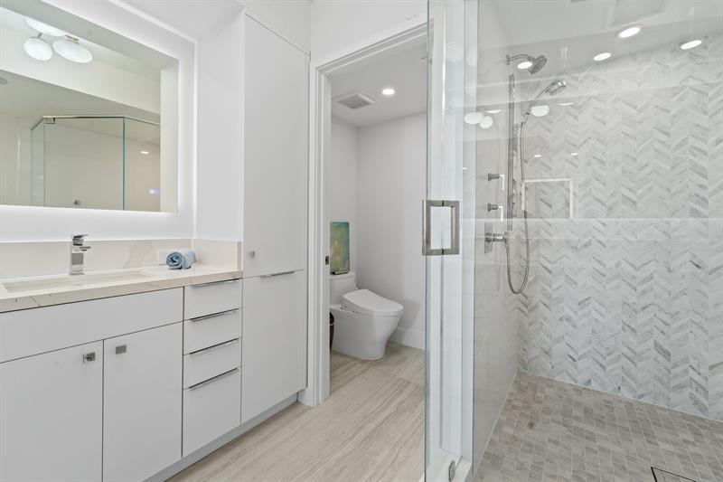 Image 18 of 54 For 3100 Ocean Blvd  2007