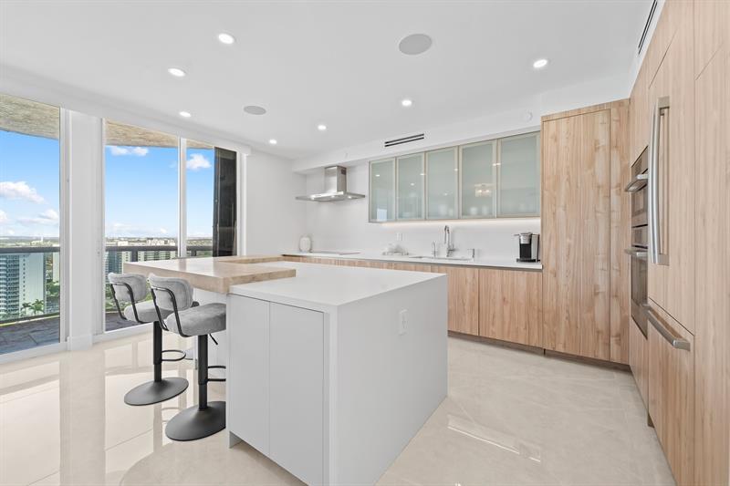 Image 22 of 54 For 3100 Ocean Blvd  2007