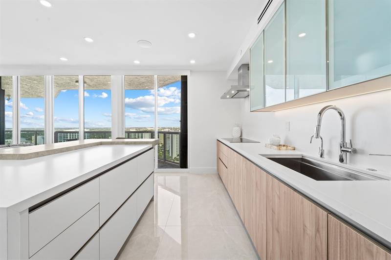 Image 23 of 54 For 3100 Ocean Blvd  2007