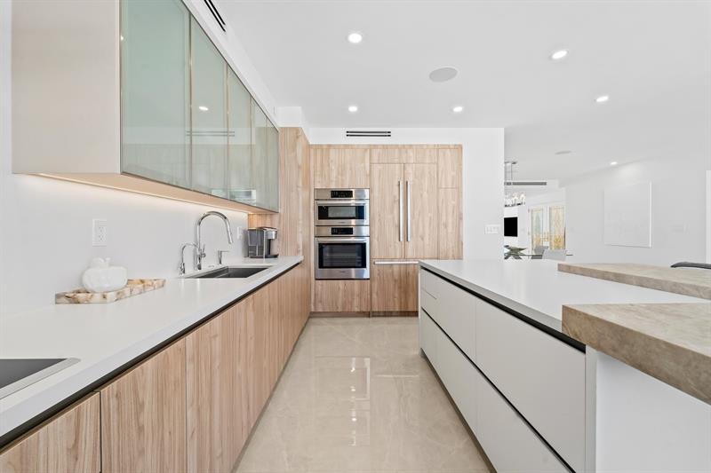 Image 24 of 54 For 3100 Ocean Blvd  2007