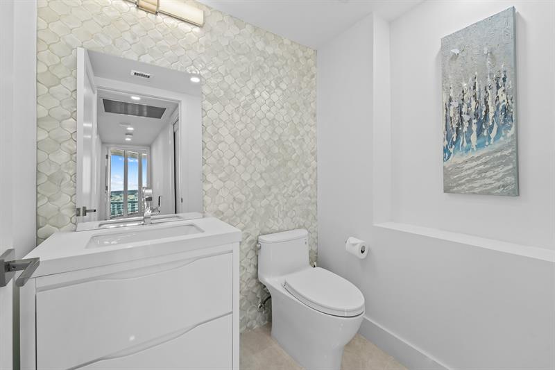 Image 30 of 54 For 3100 Ocean Blvd  2007