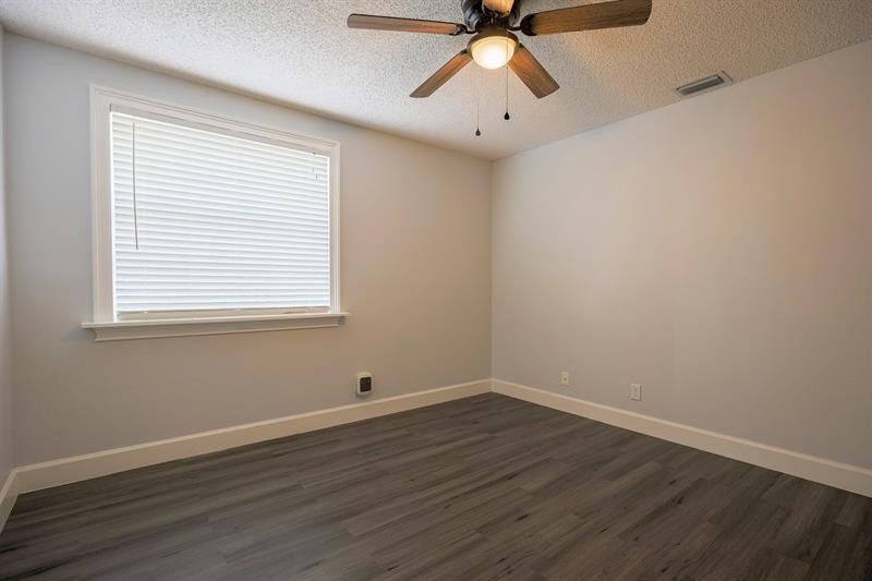 Image 17 of 38 For 10923 Chandler Dr