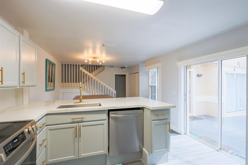 Image 4 of 38 For 10923 Chandler Dr