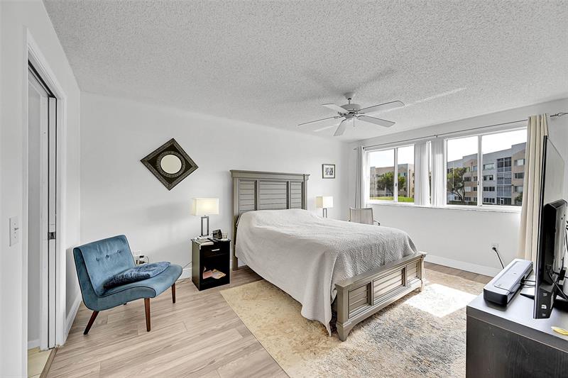 Image 12 of 17 For 10133 24th Pl 205