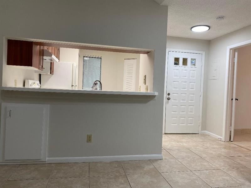 Image 10 of 33 For 1027 Coral Club Dr  1027