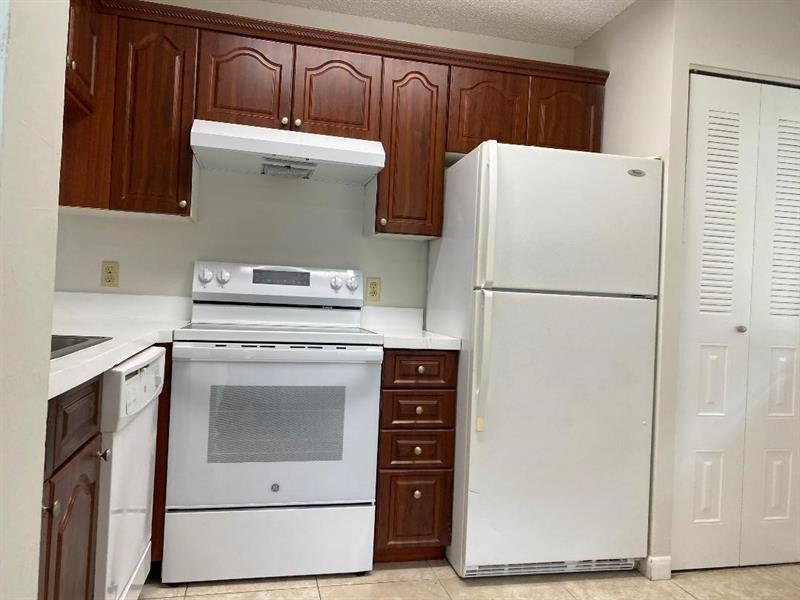 Image 18 of 33 For 1027 Coral Club Dr  1027