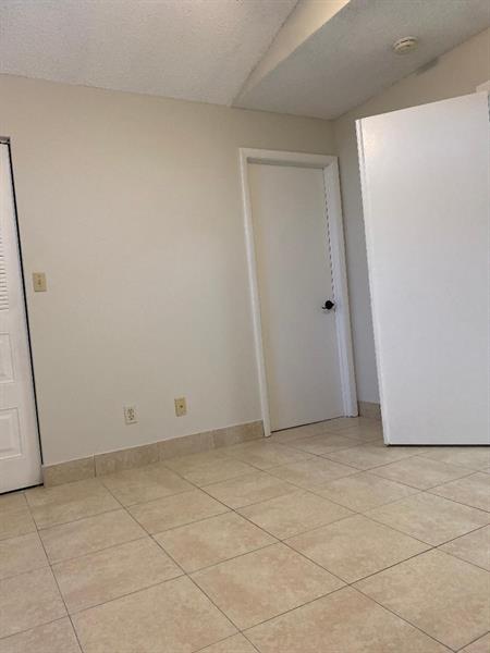 Image 7 of 33 For 1027 Coral Club Dr  1027