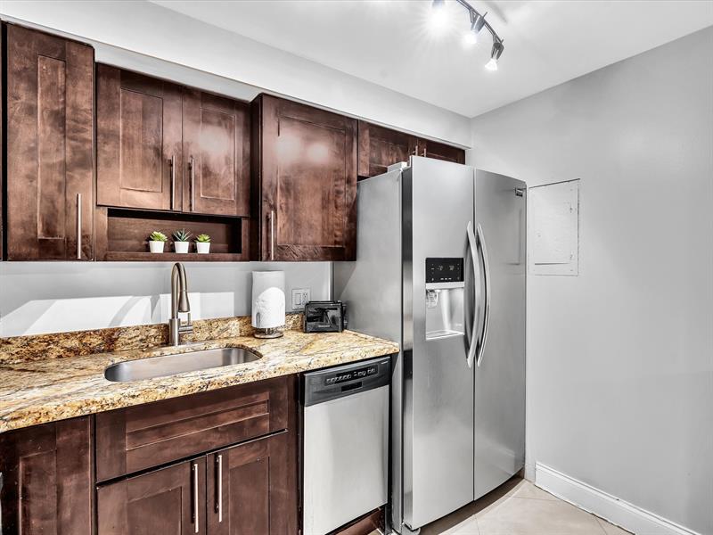 Image 8 of 65 For 4040 Galt Ocean Dr  811