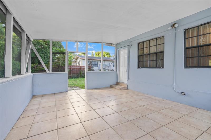 Image 21 of 37 For 14800 8th Ct