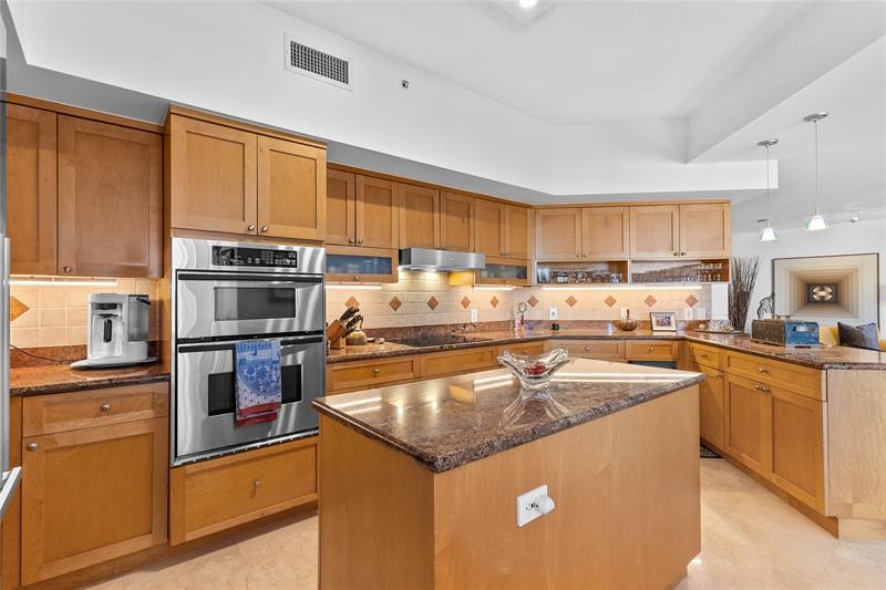 Image 13 of 70 For 615 Bayshore Dr  301