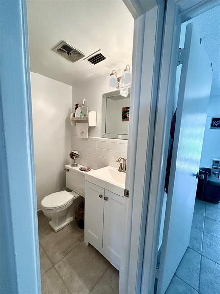 Image 10 of 25 For 2050 39th St  N108