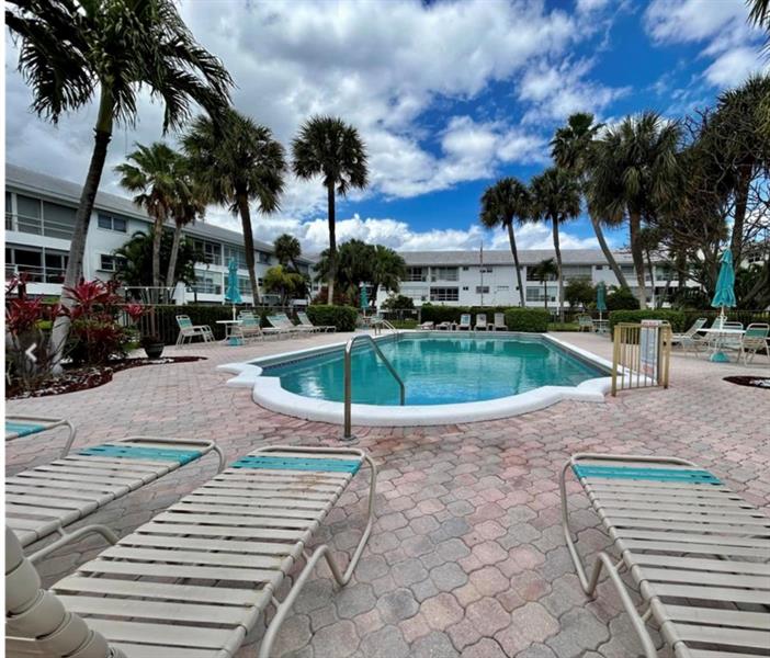 Image 19 of 25 For 2050 39th St  N108