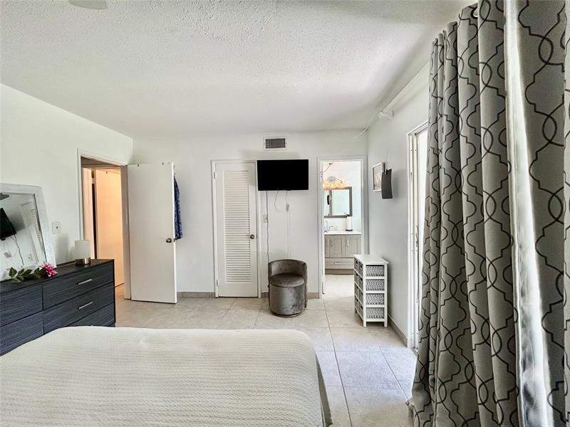 Image 4 of 25 For 2050 39th St  N108