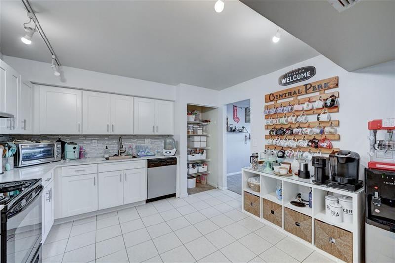 Image 5 of 14 For 731 Pine Island Rd  404