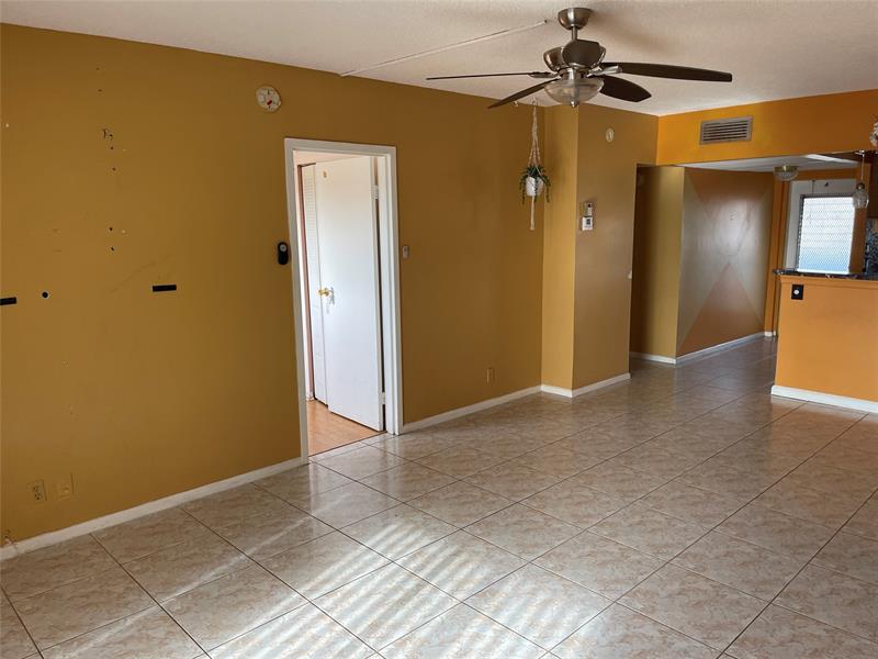 Image 15 of 47 For 1025 Country Club Dr  407