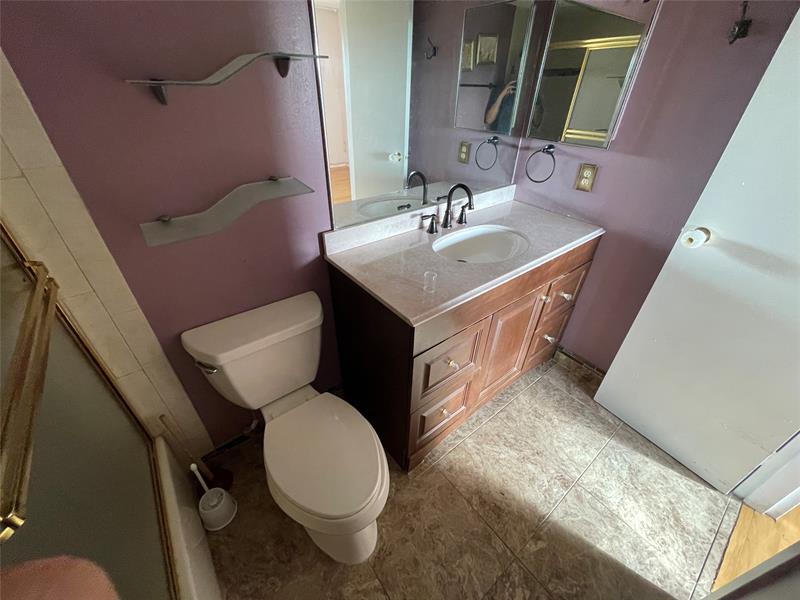 Image 21 of 47 For 1025 Country Club Dr  407