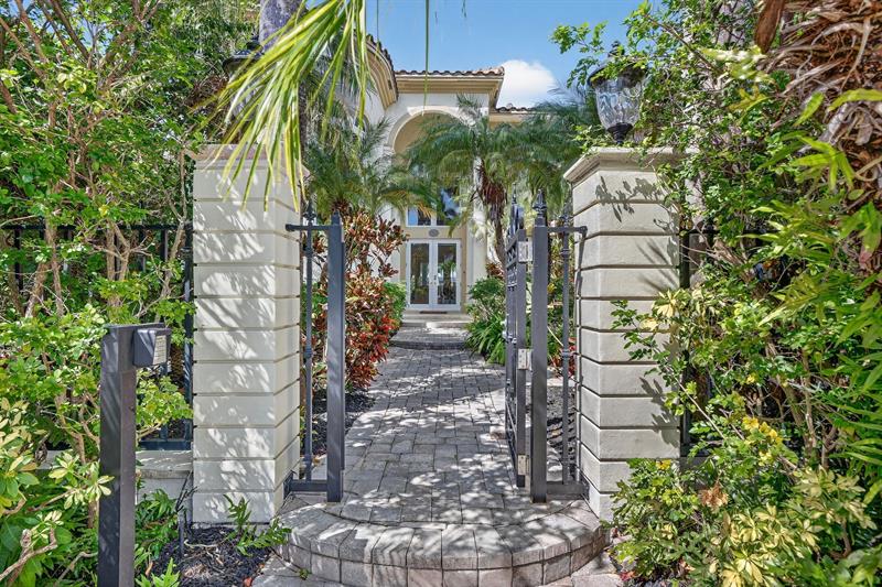 Image 12 of 93 For 519 Royal Plaza Dr