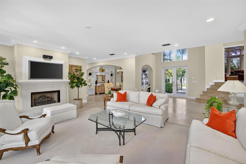 Image 18 of 93 For 519 Royal Plaza Dr