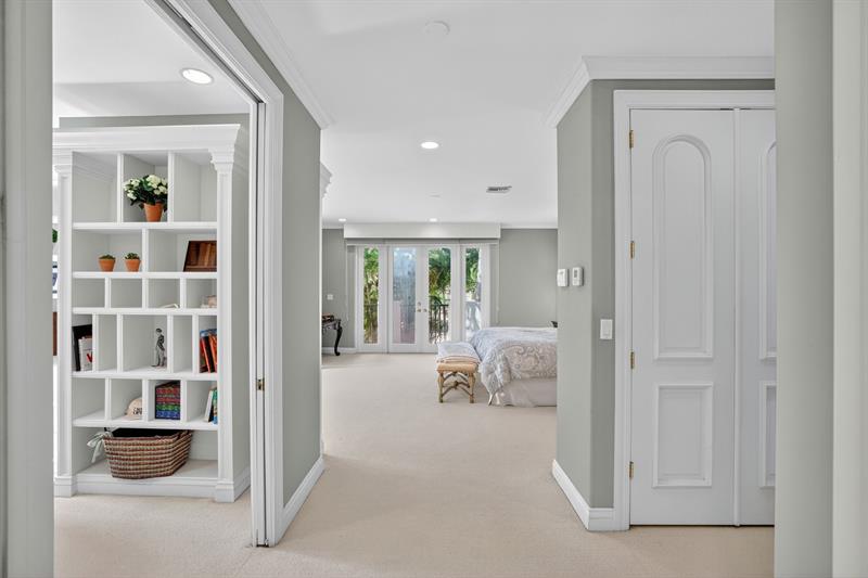Image 33 of 93 For 519 Royal Plaza Dr