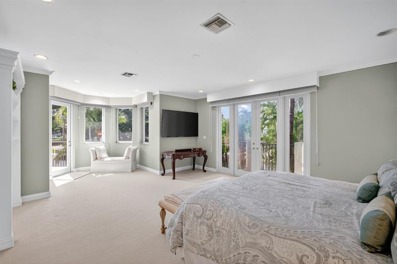 Image 34 of 93 For 519 Royal Plaza Dr