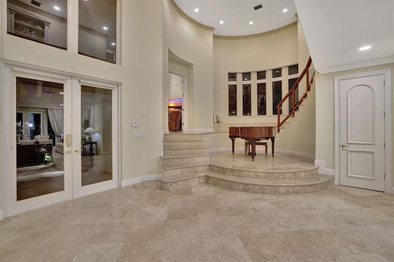 Image 7 of 93 For 519 Royal Plaza Dr