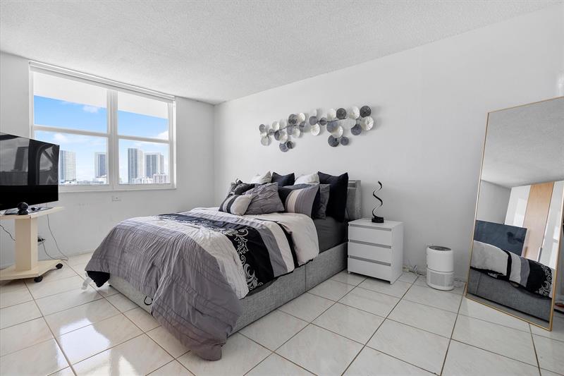 Image 10 of 18 For 427 Golden Isles Dr  16h